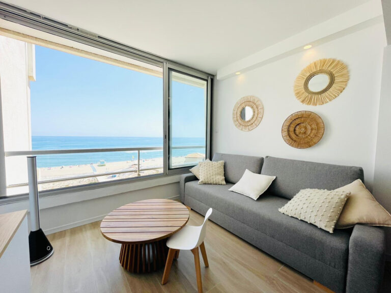 Le Barcarès Location saisonnière à la nuitée superbe studio rénové 7ème et dernier étage vue mer !
