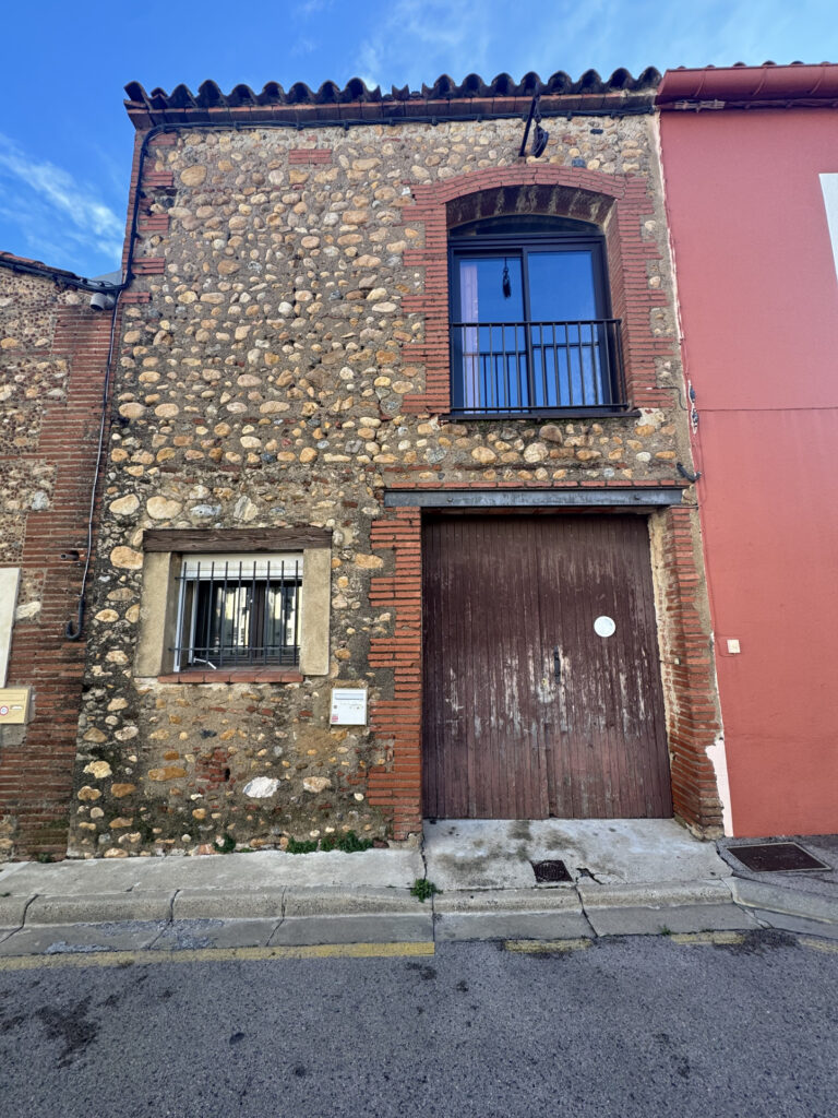 Grange rénovée avec garage et beaux volumes   Cœur de village