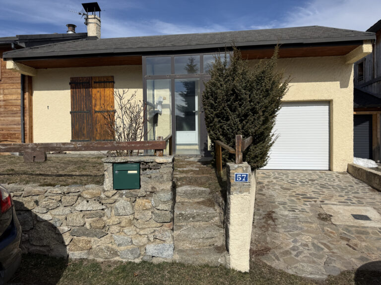 Maison de plain pied avec jardin et garage